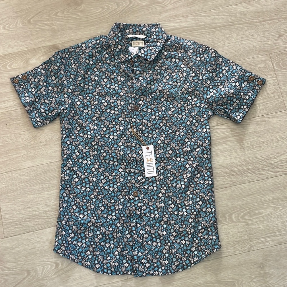 Men’s slim fit Teaito button down shirt.